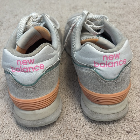 New Balance Women’s 574 ‘Nimbus Cloud Peach Glaze’ Size 8.5 - Picture 4 of 7